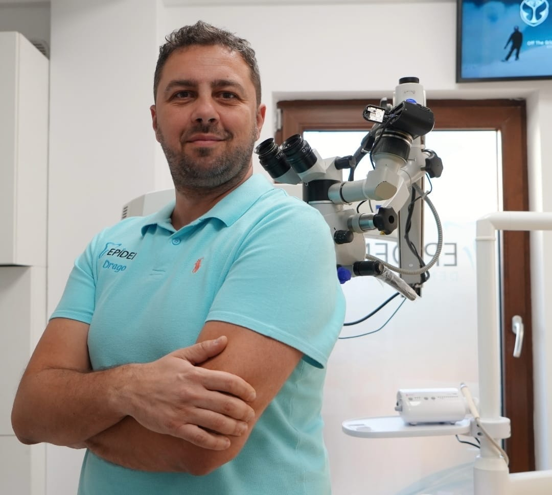 Dr. Dragoș Popa în cabinetul Epident, lângă microscopul dentar